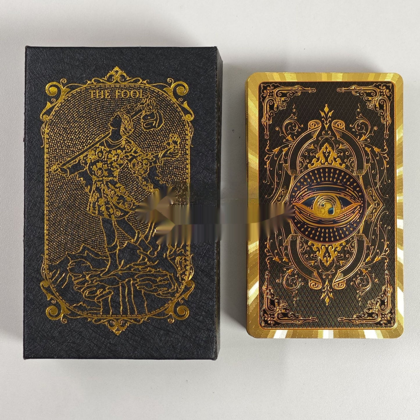Jeu complet de cartes de tarot en plastique imperméable avec feuille d'or et impression couleur.