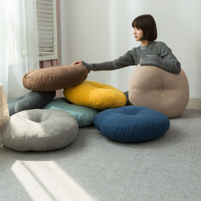 Futon épais pour salon, chambre et méditation, style nordique, avec baie vitrée.