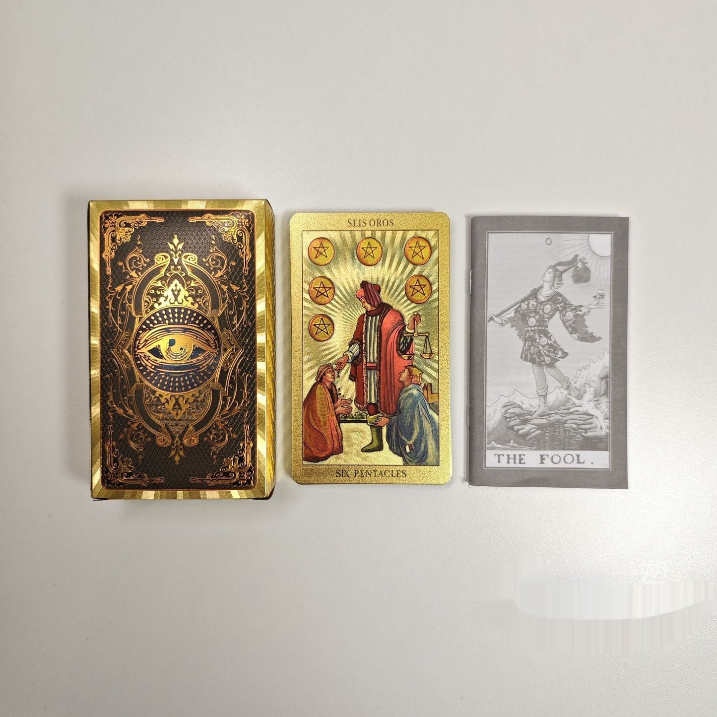 Jeu complet de cartes de tarot en plastique imperméable avec feuille d'or et impression couleur.