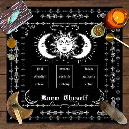 Nappe décorative Tarot, jeu de société, mandala, phases de la lune, motif floral et papillon.