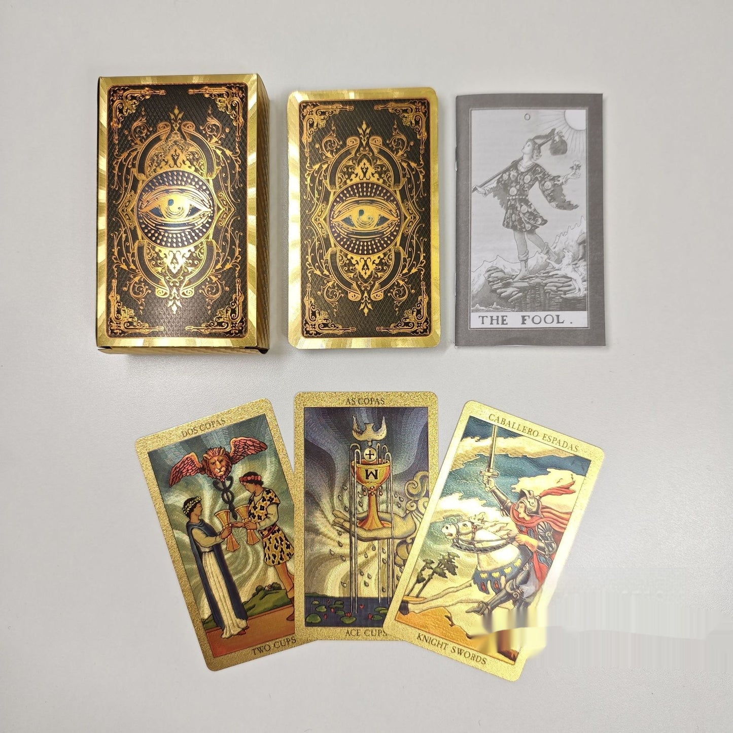 Jeu complet de cartes de tarot en plastique imperméable avec feuille d'or et impression couleur.