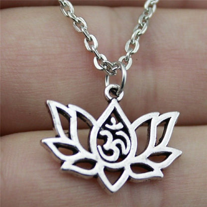 Collier pendentif lotus Om pour le yoga