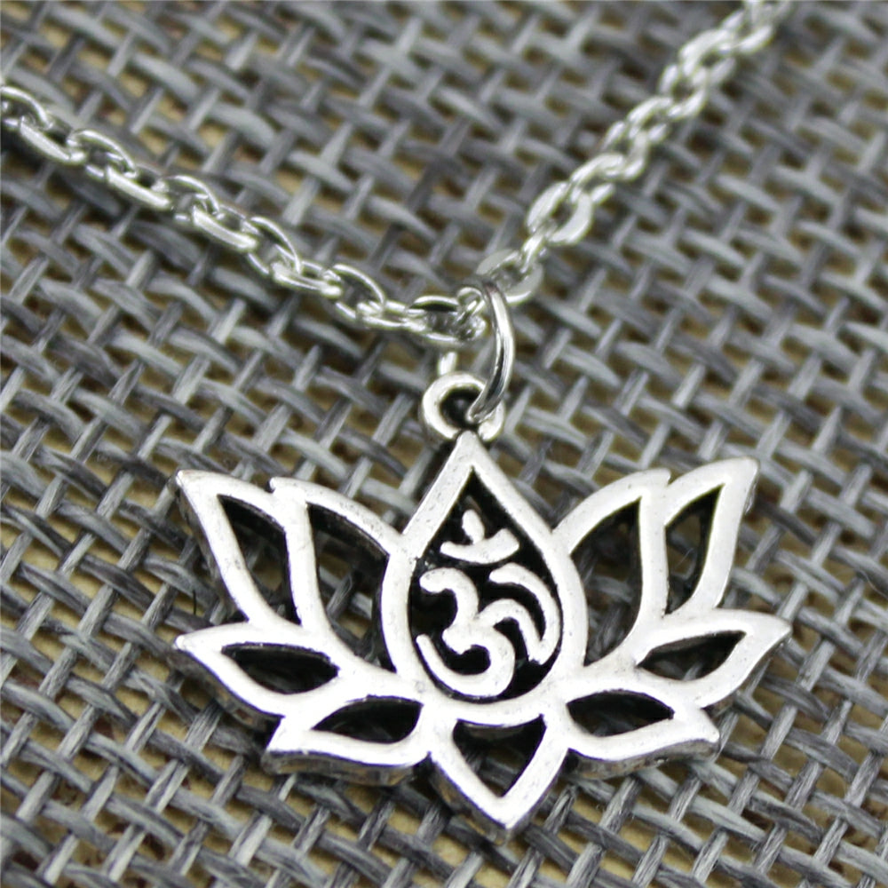 Collier pendentif lotus Om pour le yoga