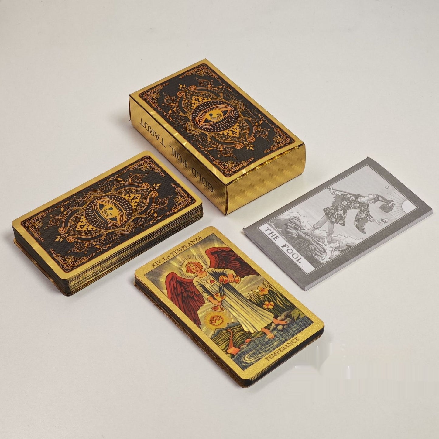 Jeu complet de cartes de tarot en plastique imperméable avec feuille d'or et impression couleur.